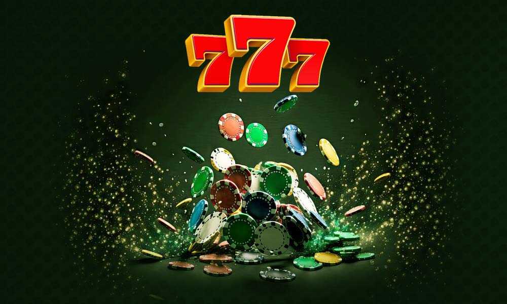 Логотип казино 777 на тлі високої гори кольорових виграшних фішок, символізуючи великі виграші